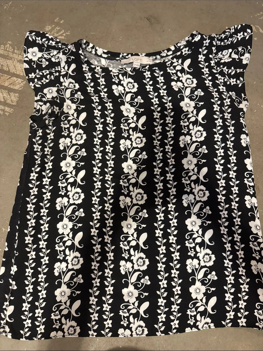 LOFT Floral Blouse in Black & White Size Small Like New